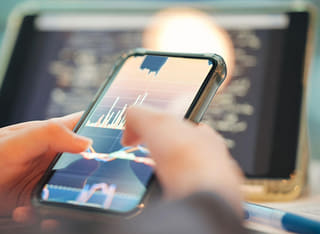 Investor sledující transparentní proces výběru a převodu finančních prostředků