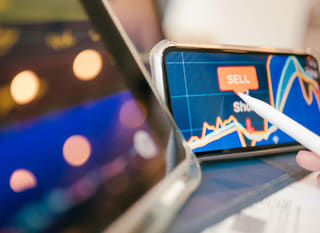 Trader analyzující více trhů, včetně Bitcoin, Ethereum a forexových opcí